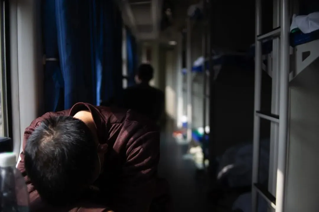 返乡途中的列车配图 1