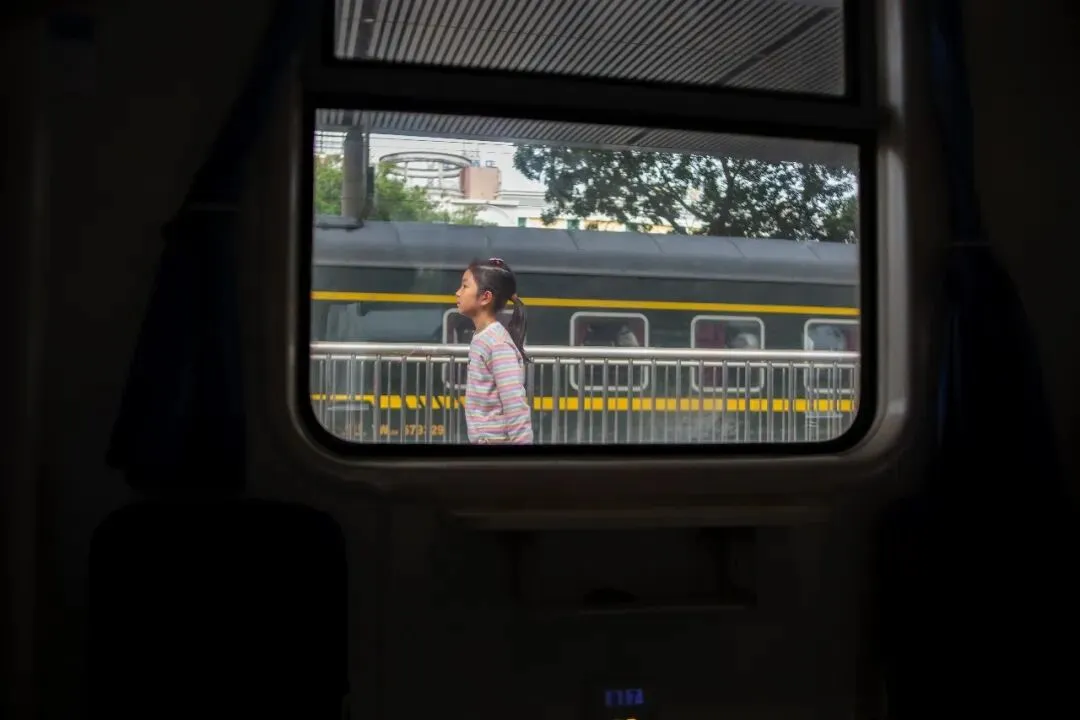 返乡途中的列车配图 2